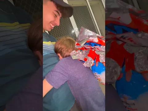 DEI UM KINDEROVO GIGANTE PRO MEU IRMÃO! 🍫