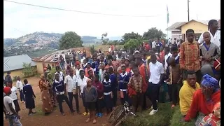 Polisi yarashe umugabo abandi basa n'abigaragambya .