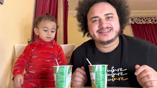 تحدي الاندومي واللي هيكسب هياخد ٢٠٠ دولار  👶😂 ناصر شرب الاندومي 😂 #اندومي
