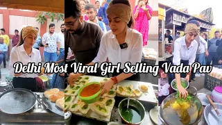 खूबसूरत लड़की 🤩दिल्ली मे खिला रही है Mumbai ka Vada pav