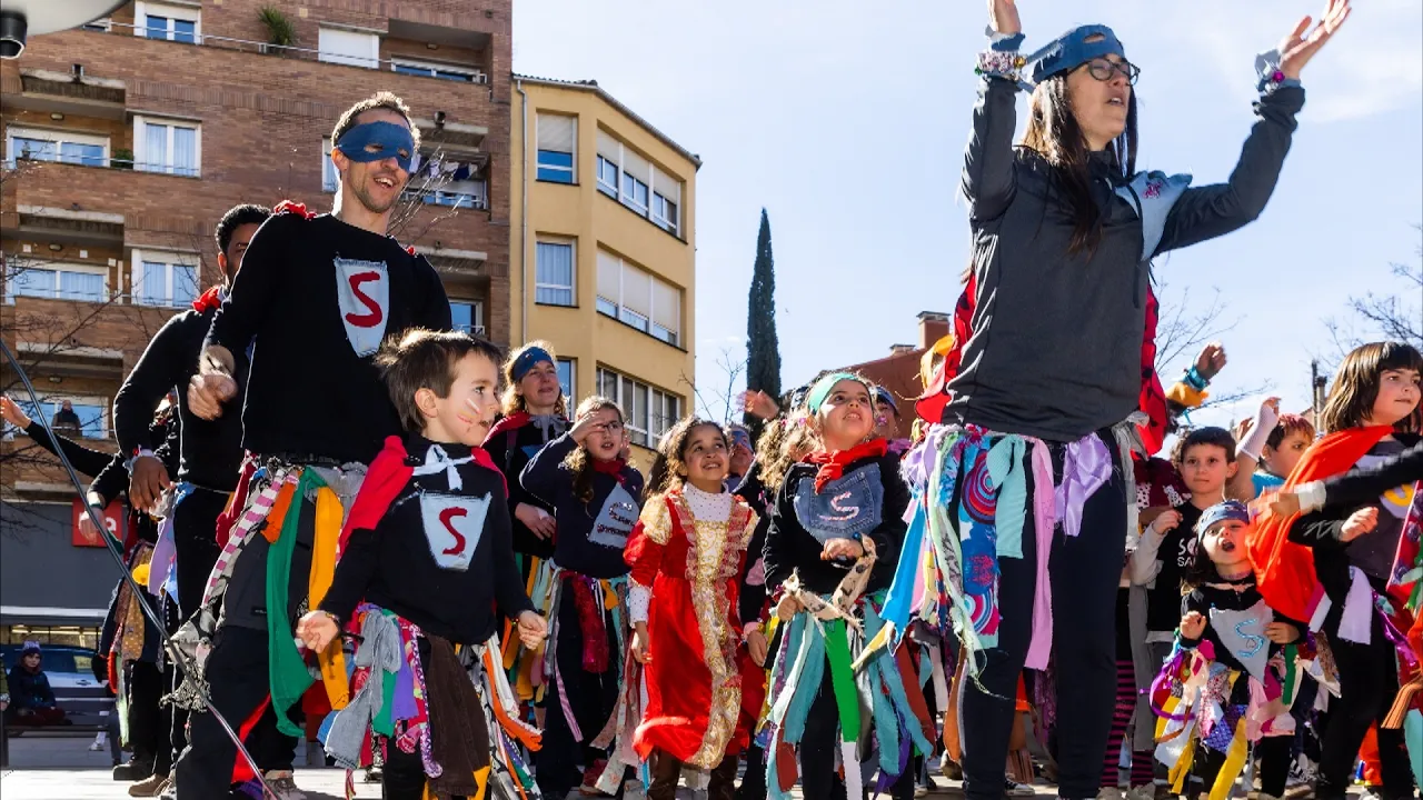 Més de 800 persones participen a la rua del  Carnaval de Vic