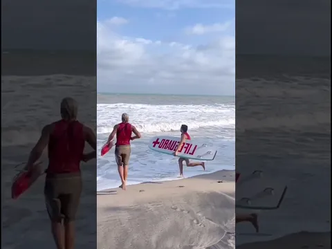 Massive Rescue By Couple Of Lifeguards at The Beach
