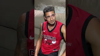 Vídeo completo. Marido ciumento não deixa a mulher se arrumar