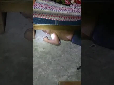 Olafo SE ESC0NDIA DEBAJO DE LA CAMA DE SU ABUELA!