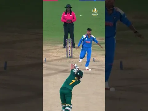𝐎𝐇 𝐌𝐘 𝐆𝐀𝐔𝐃! 🤯 Kranti Gaud plucks a stunner to get rid of Tazmin Brits 🔥 #CWC25
