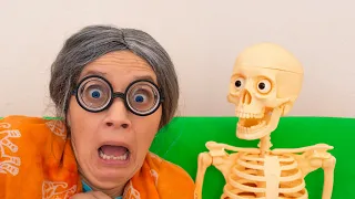 Super Granny VS  Skeleton funny story