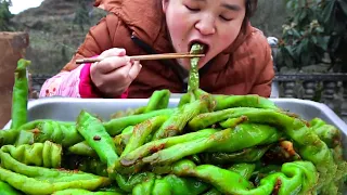 苗大姐5斤辣椒铁锅爆炒，满滿一大盤，又辣又香，一口下去直接暴汗【苗阿朵美食】