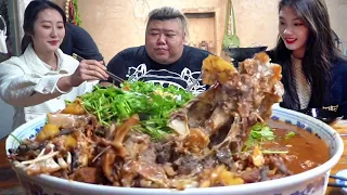 20斤大草鱼铁锅乱炖，两位美女来陪猴哥吃饭，今天说话嘴都瓢了！【胖猴仔】