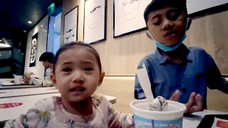 Fatimah dan fauzi makan ice cream