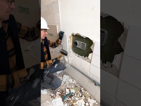 Builders Found a 10-Year-Old Safe While Demolishing a House… You Won’t Believe What’s Inside!