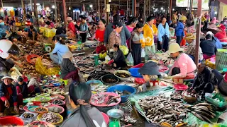 Many people at the morning fish market in Cambodia