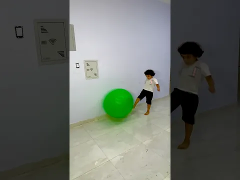 عمر فرقع البالونات بالقلم 🎈👀
