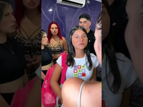 Pov:  Tu hermana menor se pone rebelde delante de tus amigos 🤦‍♀️😳