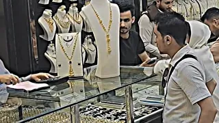 قد يظن🤔 هاذا الرجل بانه😲 عندما ينظر إلى المجوهرات سيدرك نوعا ما ولكن سماع صوت القرآن أجمل من كل شي🤍👍