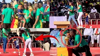 Émouvant geste du fils de Gana Gueye et sa charmante femme avec la coupe lors de la cérémonie de…