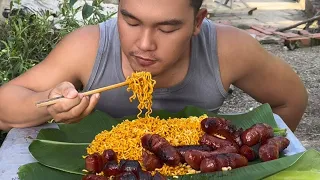 Ăn mâm mì cay với lạp xưởng siêu cay  