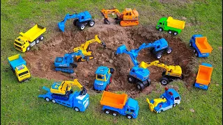 เล่นรถแม็คโคร รถบรรทุกดั้ม รถตักดิน ช่วยกันขุดสระน้ำกลางสนามหญ้า Excavator and dumptruck working