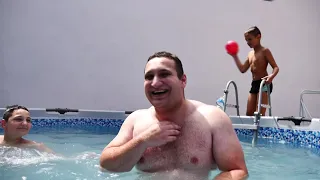 MEDENCÉS VIDEÓ | Legyőztek a srácok | Móka és kacagás