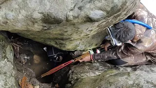 Sinuyod namin ang sapa na may naglalakihang mga bato para mahuli Ang nagtatagong kasili