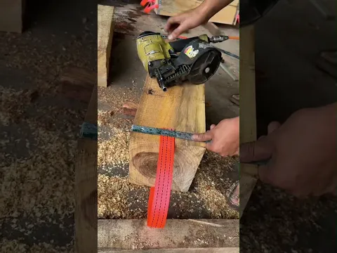 Schnalle im Holz: Wie ein Air-Nailer Metallstreifen fest verankert