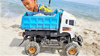main rc mobil truk pasir dan main air di pantai