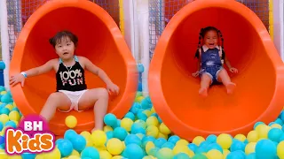 Bé Chơi Cầu Trượt Nhà Bóng - Nhạc Thiếu Nhi Vui Nhộn Bé Là Bé Tí Ti