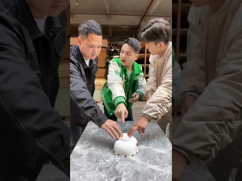 दोनों इसमें हाथ रखो 😃 | Funny Magic Tricks 🤣 #shorts #shortsvideo #funny #magic