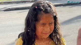Niños pobres en NAVIDAD sufrën por no tener una familia, y son humilladøs por gente rica