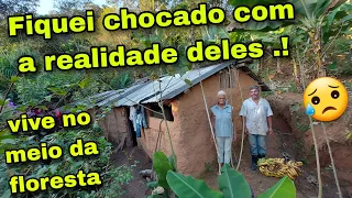 Eles vivem isolado no alto da montanha sem energia elétrica