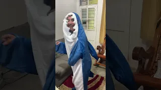 COMPRANDOLE A MI MAMÁ UNA PIJAMA DE TIBURON 😳#humor #mama
