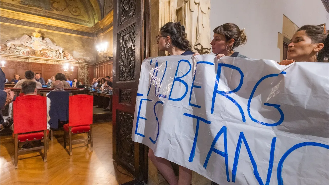 Protesta al ple de Vic en contra el tancament de l’alberg