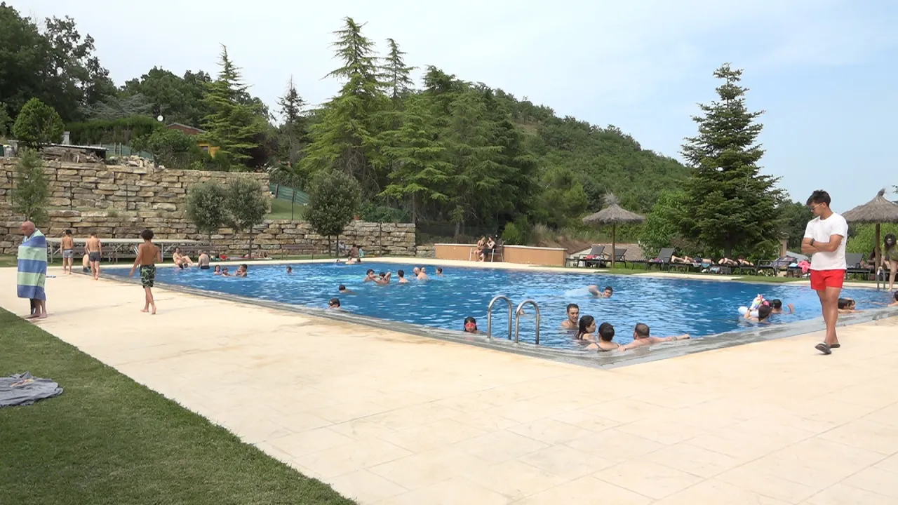 Muntanyola obre la piscina amb una gran afluència de banyistes