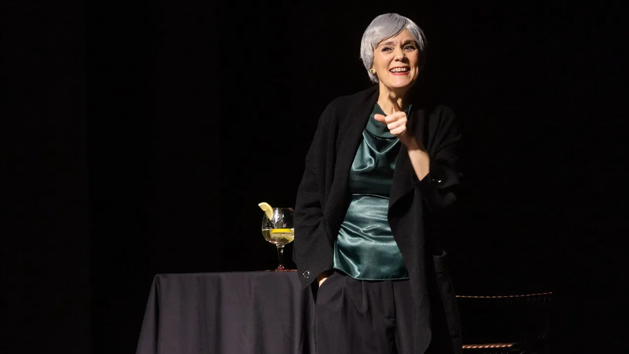 Manlleu crea el Consell de les Persones Grans i debat sobre l’edatisme amb el monòleg d’Helena Pla