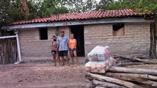 HISTÓRIA DE LUTA  DE UM PAI QUE  CRIA  QUATRO FILHAS SOZINHO  E AS DIFICULDADES CONTINUAM