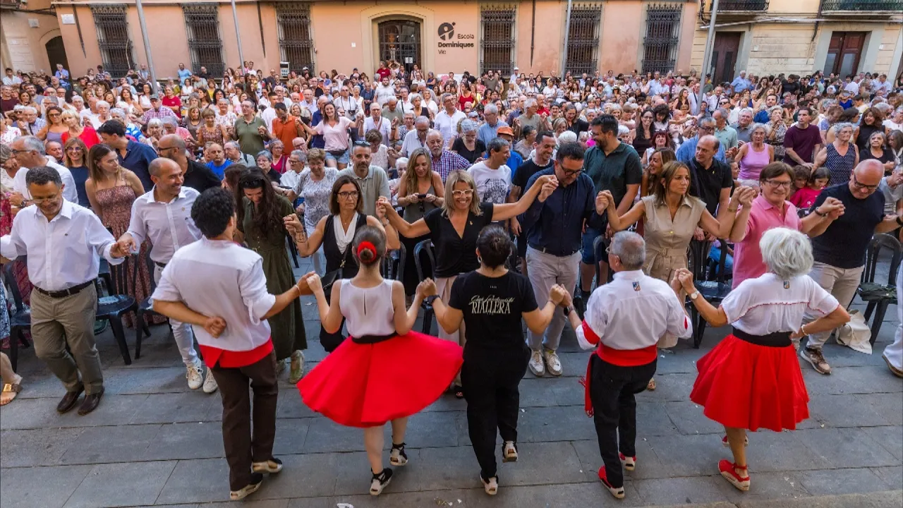 El Grup Sardanista Riallera fa el pregó convidant tothom a ballar una sardana de germanor