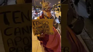 Vi a una dama con un cartel que dice: tengo cancer apóyame para comer. Así que hice lo siguiente…
