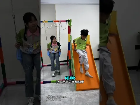 “¡Leo construye el tobogán y columpio perfecto para hacer sonreír a su hermana! ❤️🏡”#shorts