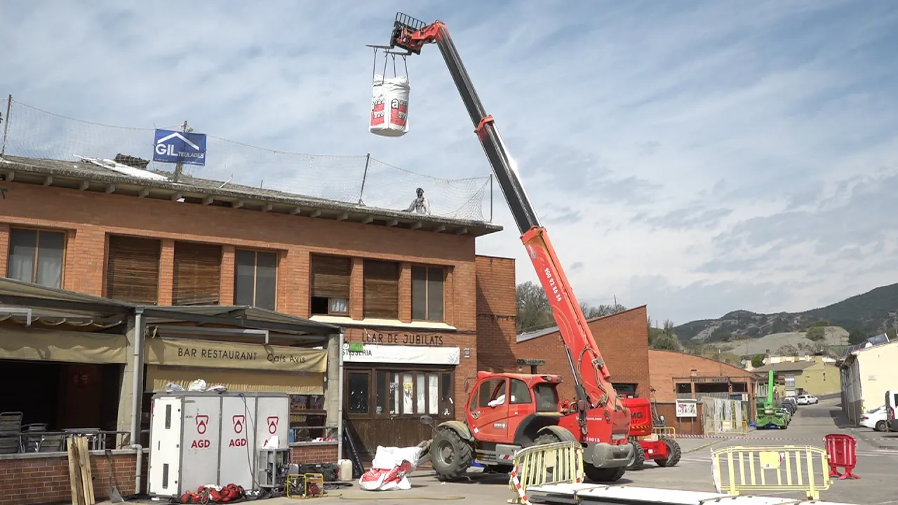 Desmunten la teulada del casal dels avis de Sant Pere de Torelló, malmesa per la pedregada