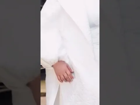 احلام تبوس يد اصالة في حلقة النصف نهائيات من سعودي ايدول #احلام