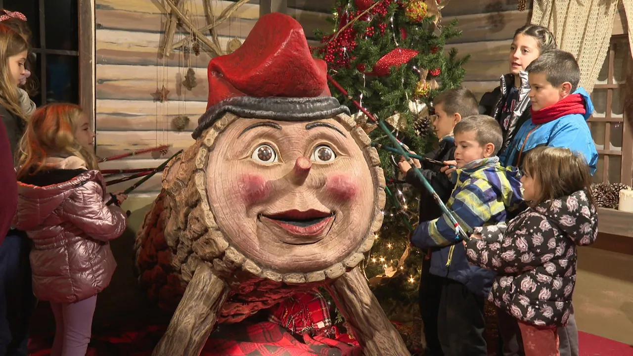 Centenars de persones visiten Manlleu per conèixer la història del primer Tió