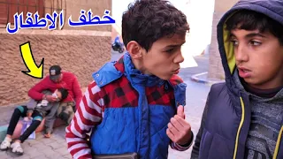ولد صغير يساعد الناس في الشارع - شوف شنو وقع !!