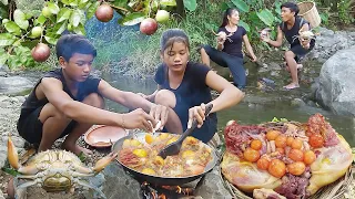 Adventure in forest, catch and cook big crabs, Big crab curry delicious with egg, Cooking chicken