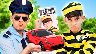 Un policía ayuda a Jason a aprender las reglas de conducta de los niños