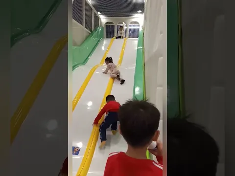 Đang trượt xuống thì thấy có bạn trèo lên nên vội né