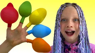 Canción familiar de Daddy Finger en toboganes inflables con globos