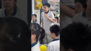 男孩教室里深情演唱《如愿》，他自信的样子太棒了！#唱歌