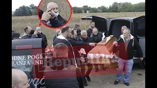 Ubica Đokića nemo posmatrao spuštanje sanduka u raku: Evo kako se osumnjičeni ponašao na sahrani!