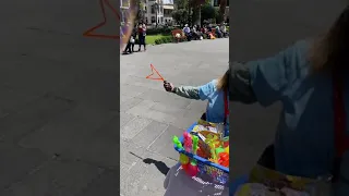 Vi a una dama en silla de ruedas con sus burbujitas en sol intenso… así que hice lo siguiente ❤️