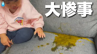 ソファーの上でジュースを飲ませるとこうなります