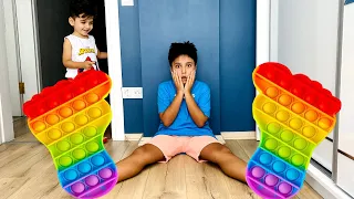 Sado and Keremiko play Pop It Challenge - Fun Kids Video